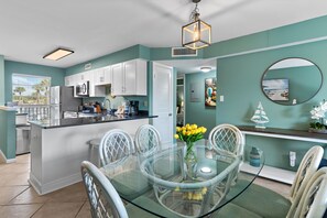 Private kitchen - Newly updated!! 2 Bed 2 Bath overlooking the pool and courtyard. (Destin)