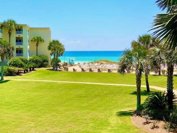 Property grounds - Newly updated!! 2 Bed 2 Bath overlooking the pool and courtyard. (Destin)