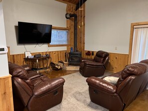 Téléviseur, foyer, table de ping-pong