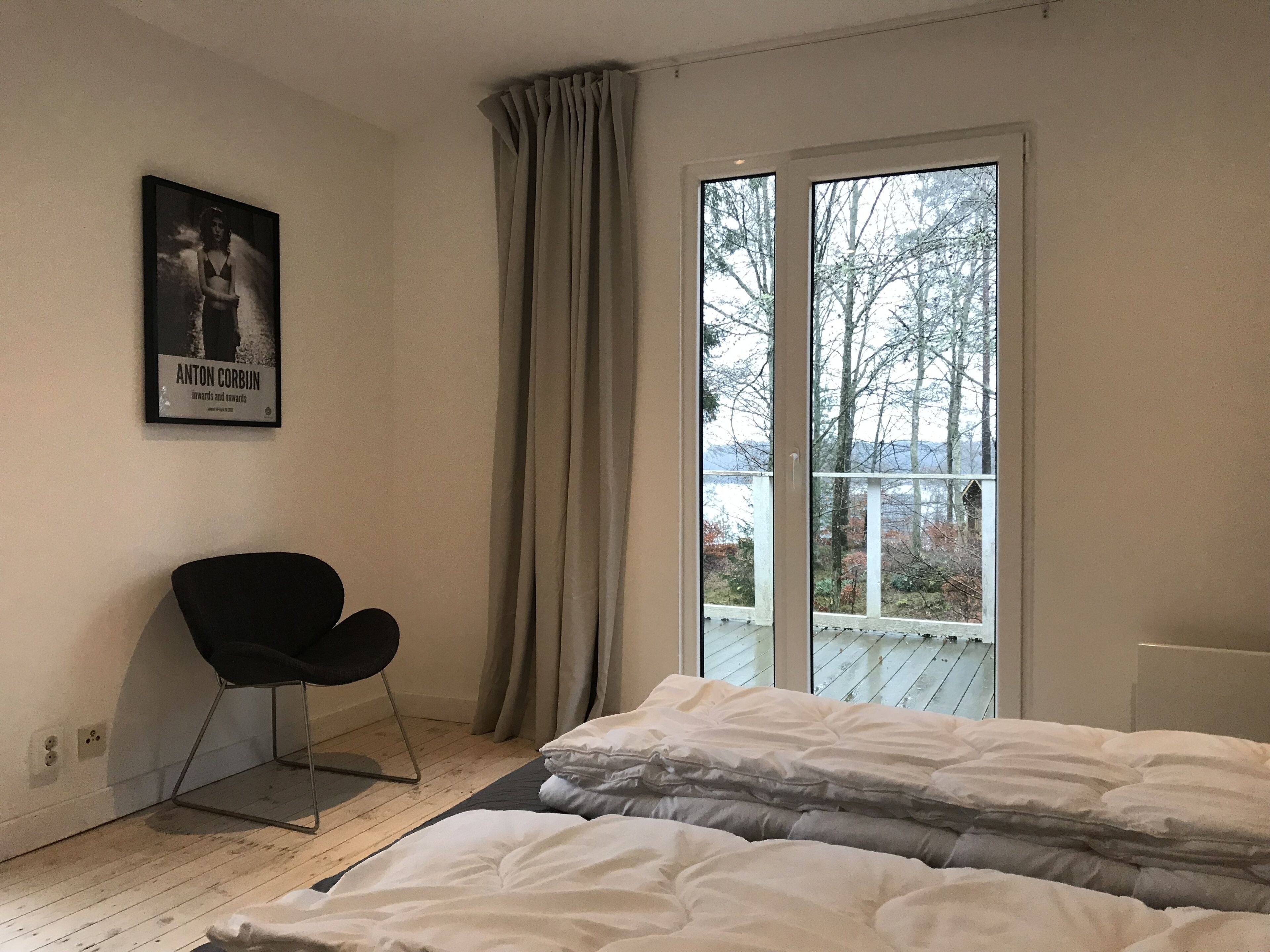 5 bedrooms, desk, iron/ironing board, travel crib