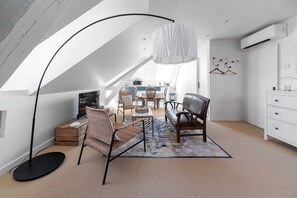 TV - Loft design au centre-ville avec jardin et parking (Gannat)