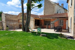 Outdoor dining - Loft design au centre-ville avec jardin et parking (Gannat)