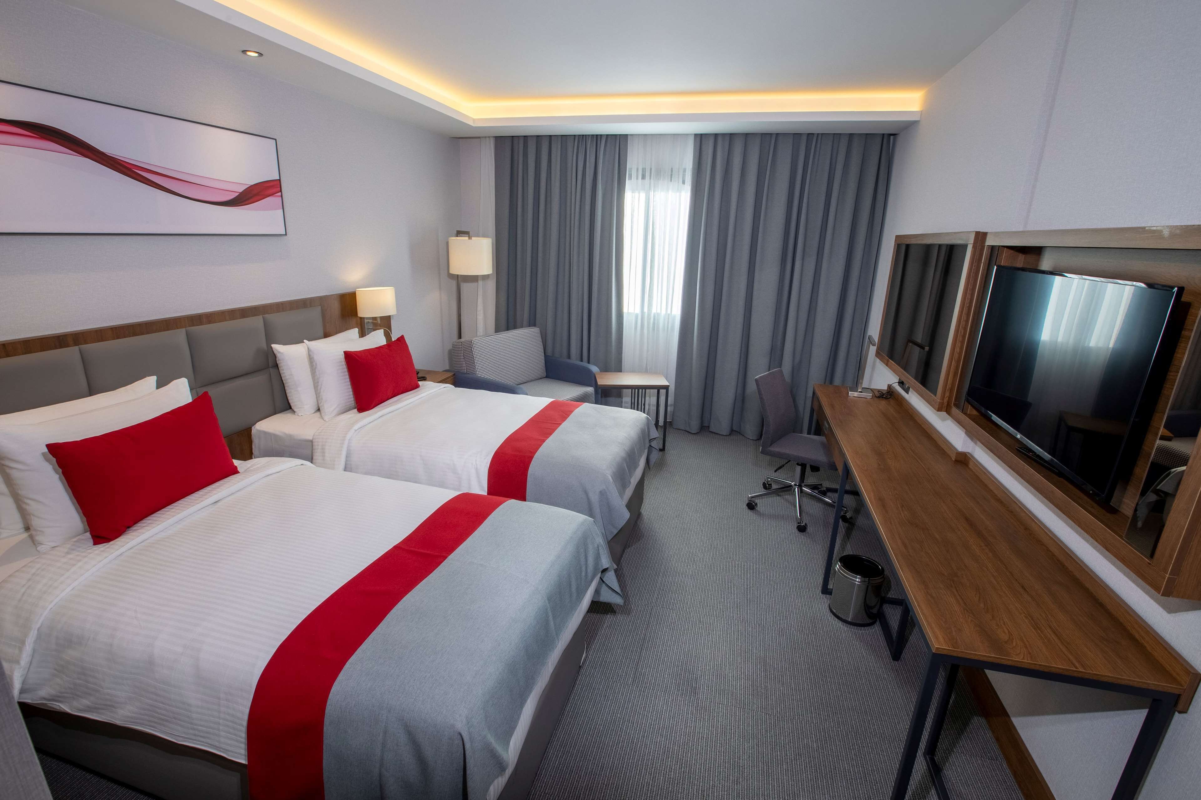 1 bedroom, hypo-allergenic bedding, minibar, desk