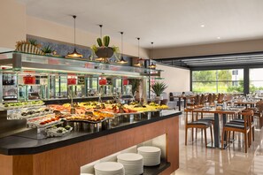 Breakfast, lunch and dinner served - Ramada by Wyndham Izmir Aliaga (Aliaga)