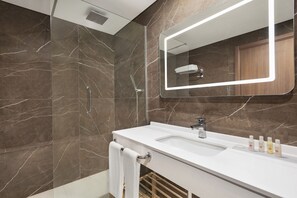 Douche, articles de toilette gratuits, sĂšche-cheveux, chaussons