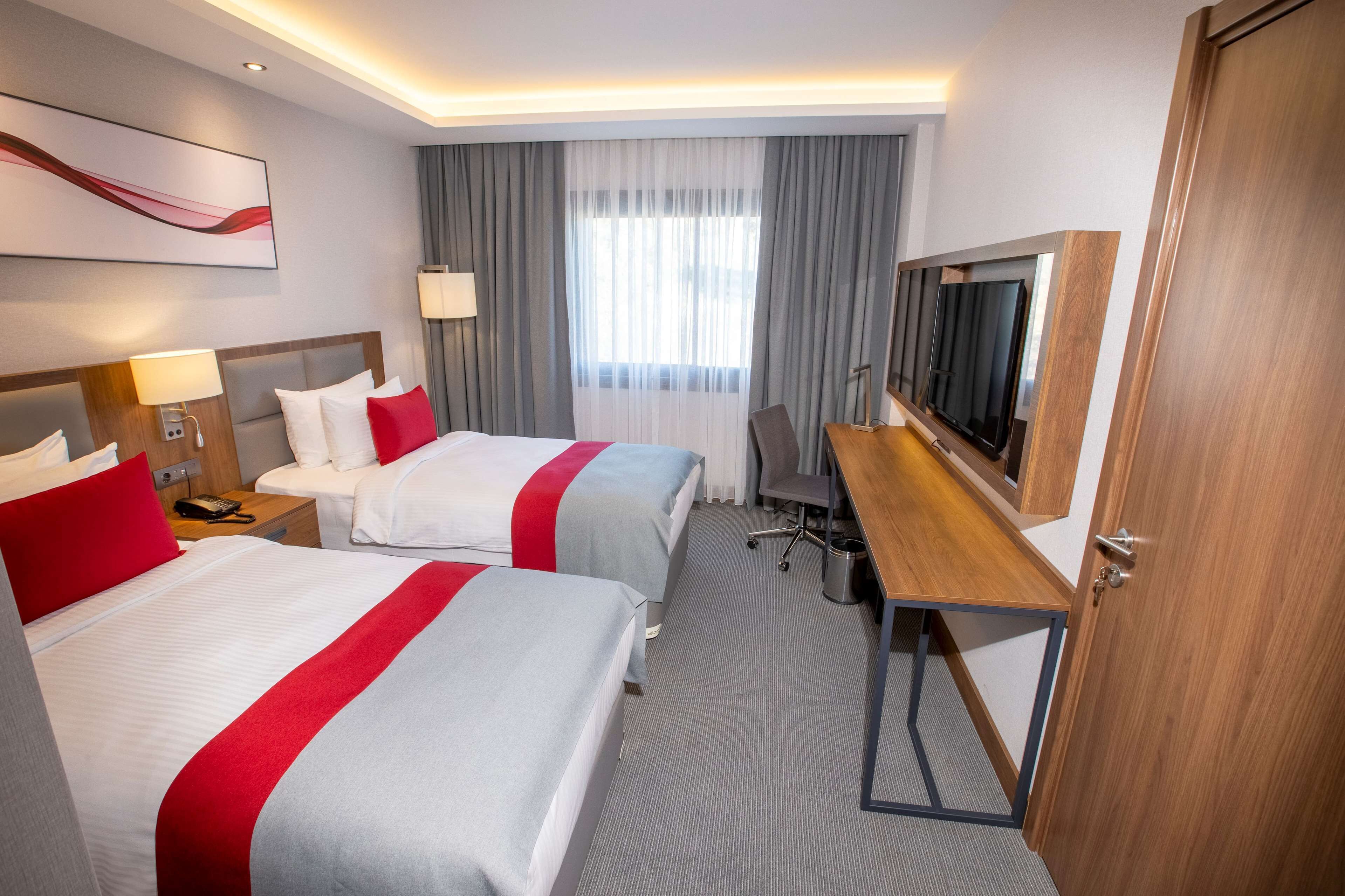 1 bedroom, hypo-allergenic bedding, minibar, desk