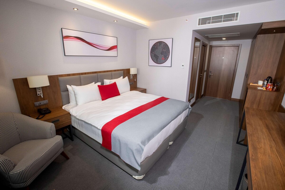 Anti alerjik yatak takımı, minibar, masa 