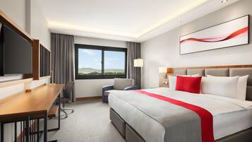 Hypo-allergenic bedding, minibar, desk, laptop workspace