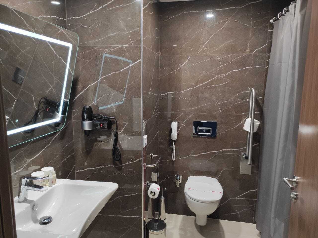 room, 1 king bed, non smoking (mobility) | bathroom | shower, free toiletries, hair dryer, slippers