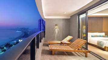Grand Room, 1 King Bed, Smoking, Sea View