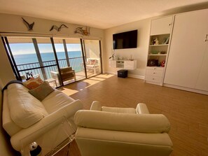 Smart TV - Spacious Studio with Breathtaking Ocean Views (Madeira Beach)