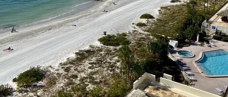 在海滩、沙滩椅