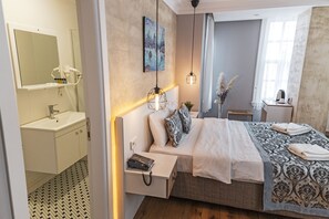 Deluxe Triple Room | Bathroom | Combined shower/bathtub, designer toiletries, hair dryer, slippers