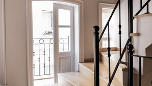 A staircase with black balusters leading to a landing. - Galata Door Otel (Istanbul)
