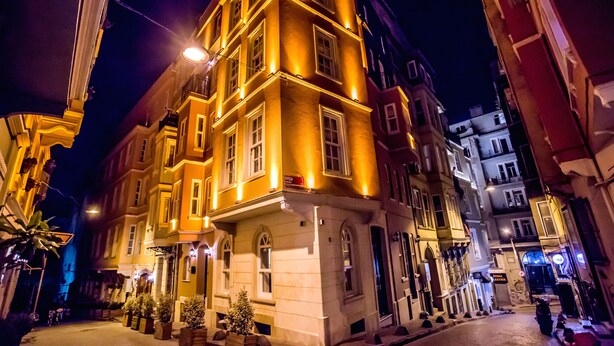 A historic building with multiple stories, large windows, and a ground-floor entrance. - Galata Door Otel (Istanbul)