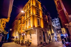 Un bâtiment historique à étages, doté de grandes fenêtres et d’une entrée au rez-de-chaussée.