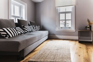 Televisión LCD, chimenea, piso con calefacción