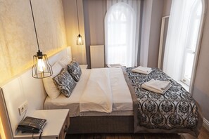 Economy Double Room | Minibar, individually decorated, individually furnished, desk - Galata Door Otel (Istanbul)