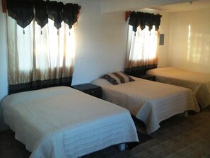 Dreibettzimmer | Daunenbettdecken, kostenloses WLAN, Bettwäsche