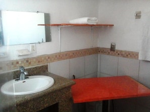 A bathroom with a sink, mirror, and a towel rack. - Hotel Whale Hill By Rotamundos (Puerto Peñasco)