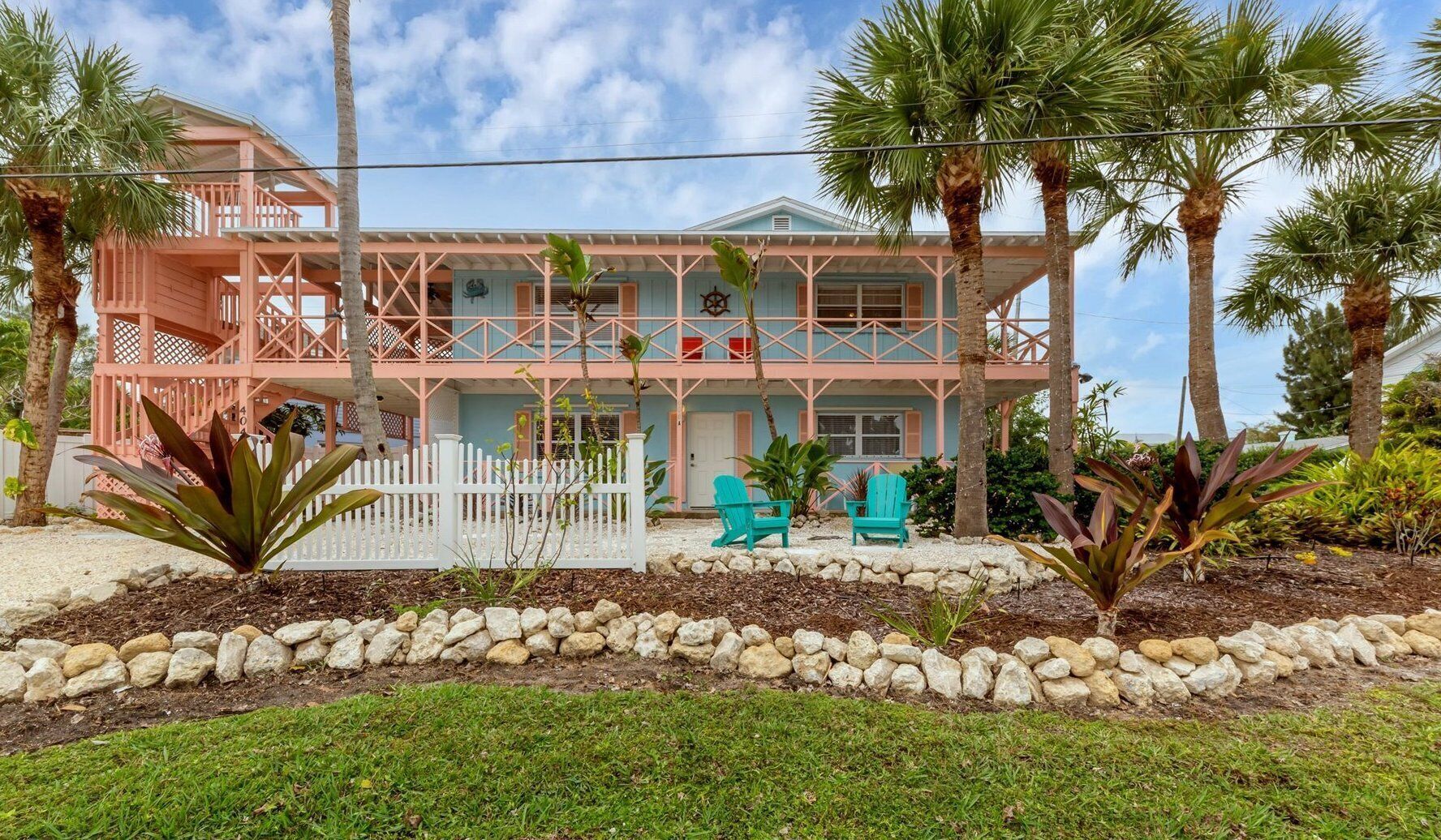 BEST LOCATION! NORTH END OF ANNA MARIA, FL STEPS TO BEACH & DINING - UPPER UNIT