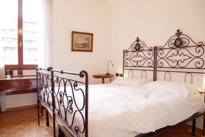 3 Schlafzimmer, Schreibtisch, Bügeleisen/Bügelbrett, WLAN