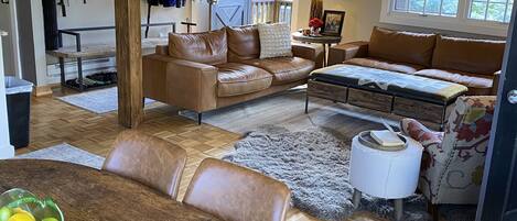 Smart-tv, een open haard, boeken en een stereo