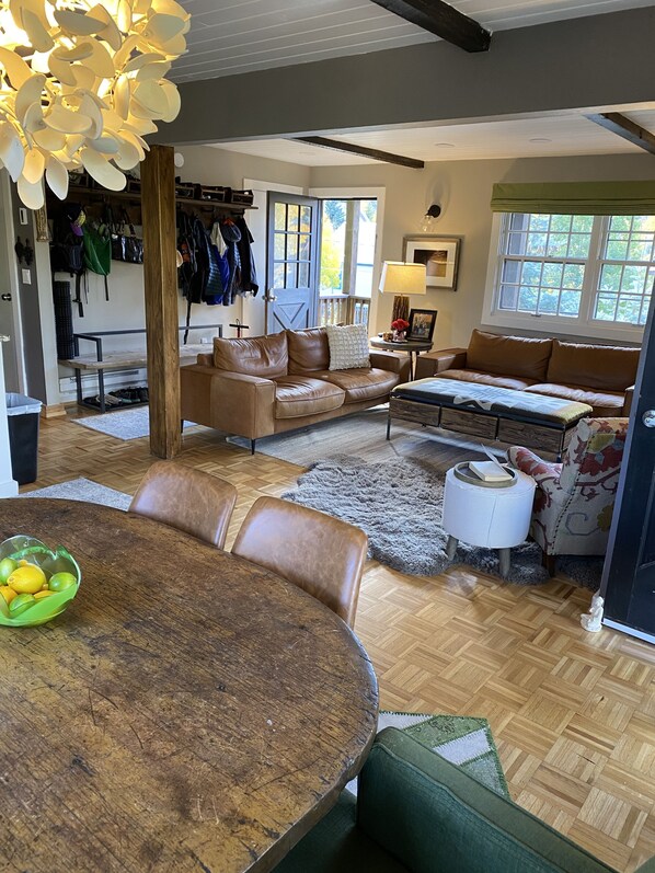 Smart TV, fireplace, books, stereo