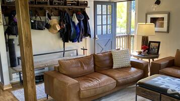 Smart TV, fireplace, books, stereo