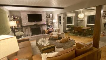 Smart TV, fireplace, books, stereo