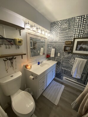 Combined shower/bathtub, hair dryer, towels, soap