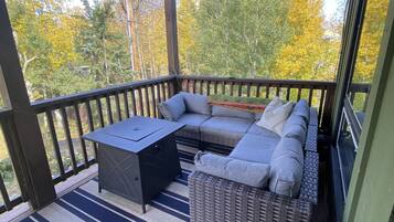 Smart TV, fireplace, books, stereo