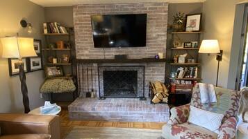 Smart TV, books, stereo