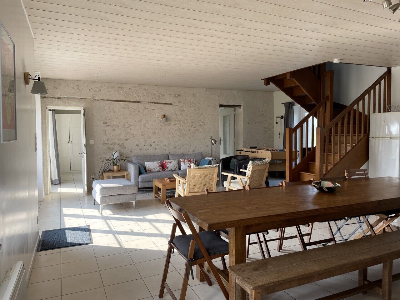 Télévision, lecteur de DVD, baby-foot, table de tennis de table