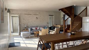 Télévision, lecteur de DVD, baby-foot, table de tennis de table