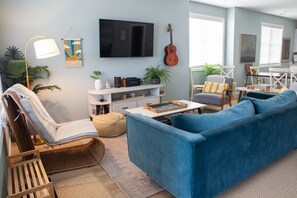 Smart-TV, Bücher, Stereoanlage