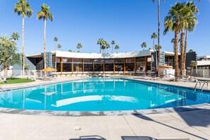 Piscina all'aperto, una piscina riscaldata