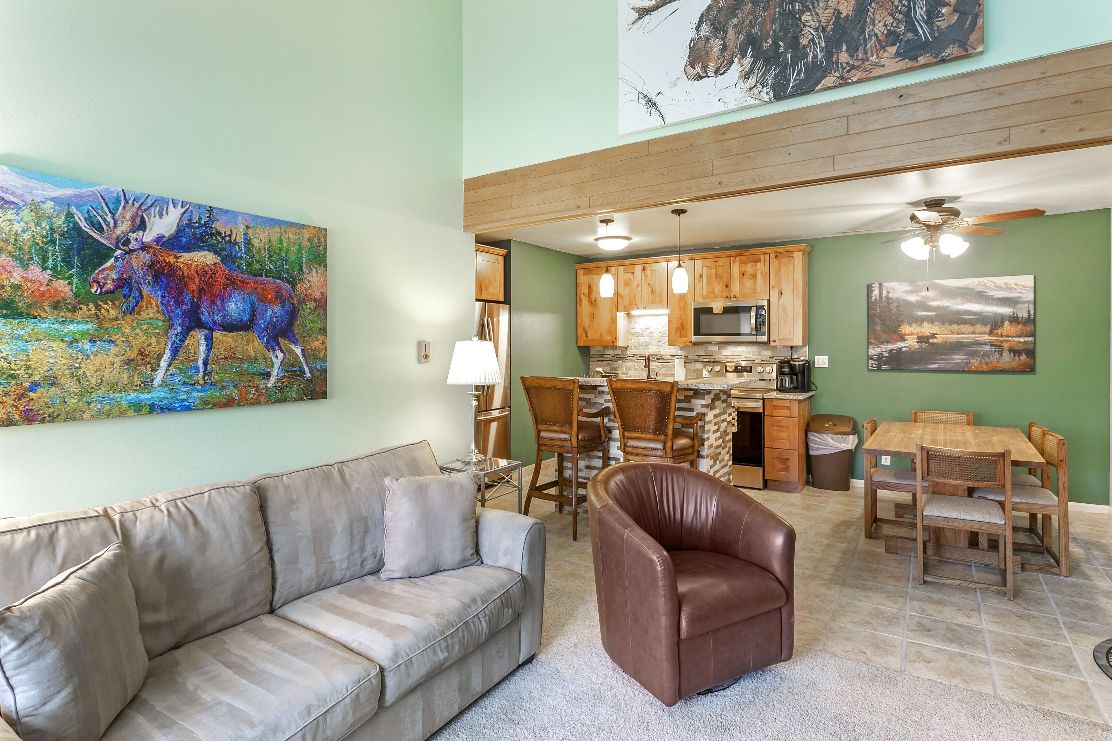 Wonderfully Renovated Condo, Walk to Beaver Creek Resort