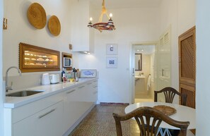 ثلاجة، ميكروويف، غسالة أطباق، ماكينة لصنع القهوة/الشاي