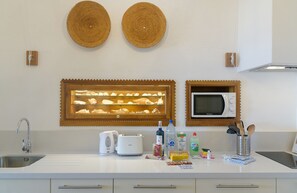 Réfrigérateur, micro-ondes, lave-vaisselle, cafetière/bouilloire