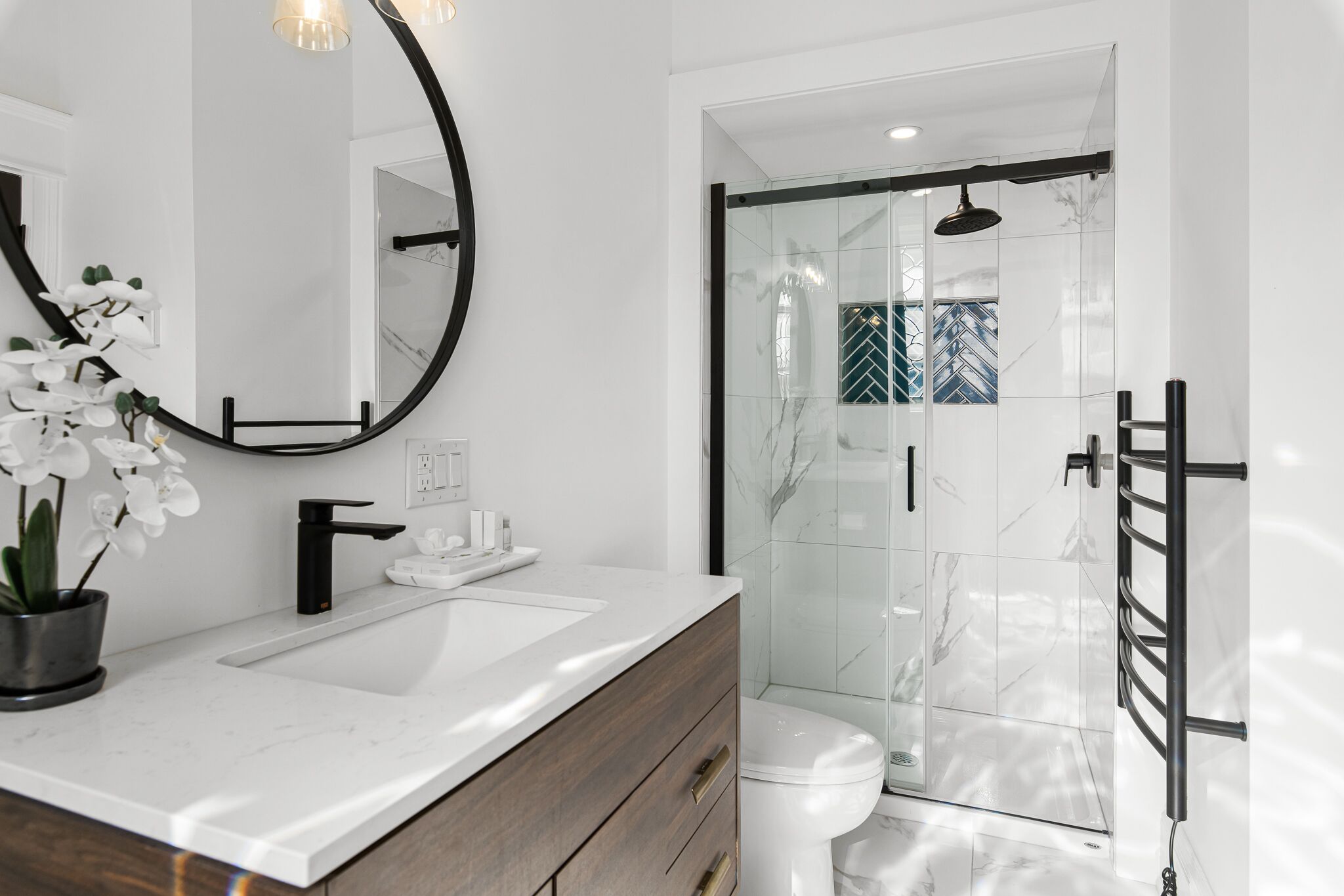 Combined shower/bathtub, soap, toilet paper