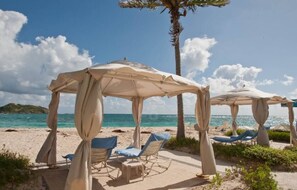 Plage, chaises longues, serviettes de plage