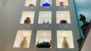 Un escalier orné de plusieurs niches carrées contenant des vases décoratifs et des plantes.