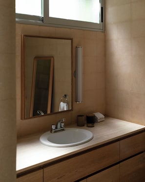 Douche, serviettes fournies, savon, papier toilette