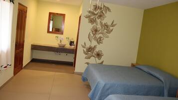 Habitación cuádruple | Wifi gratis y ropa de cama