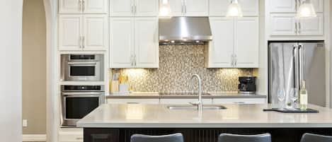 Refrigerador, microondas, horno, placa de cocina