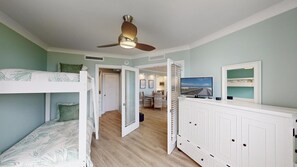 2 makuuhuonetta, silitysrauta/-lauta, ilmainen Wi-Fi, vuodevaatteet