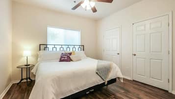 2 bedrooms, iron/ironing board, free WiFi, bed sheets