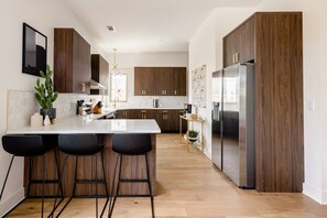 Refrigerador, microondas, horno, placa de cocina