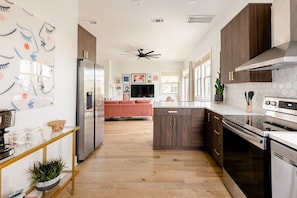 Refrigerador, microondas, horno, placa de cocina